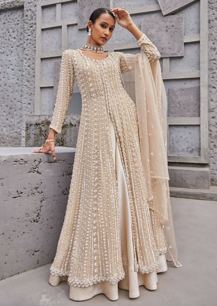 This gorgeous golden lehenga has cape, the cape has sixteen kaliyaan which is fully embroidered and the skirt has beautiful zari brocade fabric. The outfit is finished with a dupatta. Baju Kahwin, Desi Fits, Latest Bridal Dresses, Pakistani Wedding Outfits, Desi Outfits, Salwar Kamiz, Pakistani Fancy Dresses, Indian Dresses Traditional, Desi Clothes