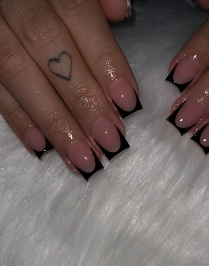 Pink Acrylic Black French Tip, Pink Acrylic With Black French Tip, Black Short Nails Design Simple, Pink Base Black French Tip Nails, Black French Tip Shorties, Pink Nails With Black French Tip, Shorties Nails Black French Tip, Pink Black French Tip Nails, S On Nails