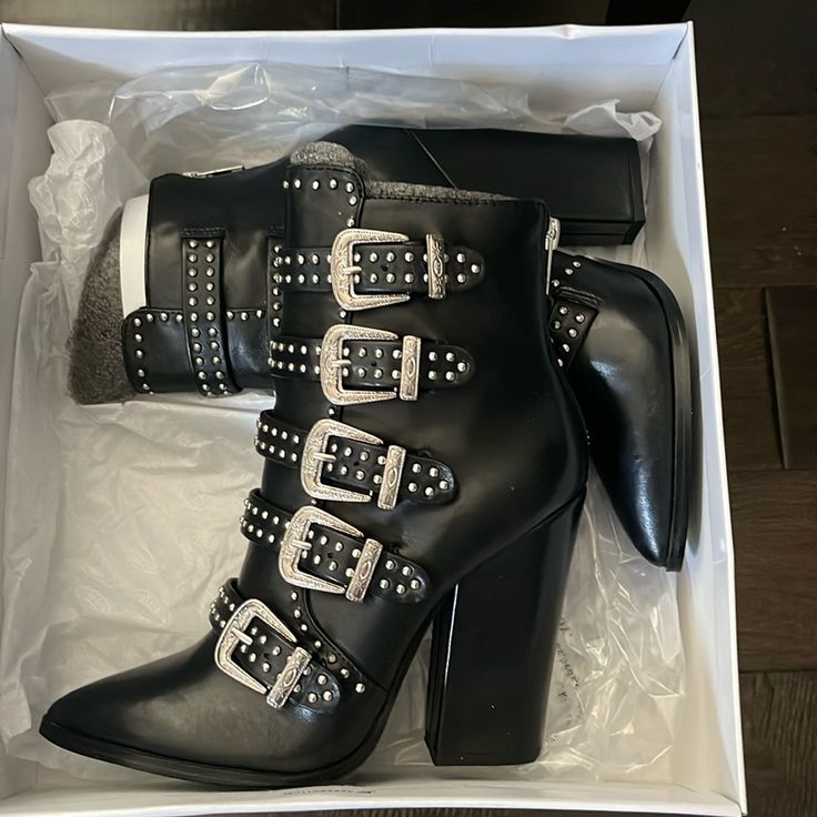 New Steve Madden Comet Black Leather Buckled / Studded Ankle Boot Size 7. Chic Fall High-top Moto Boots, Chic High-top Moto Boots For Fall, Fall High Heel Moto Boots With Buckle Closure, Trendy Pointed Toe Moto Boots For Fall, Trendy Heeled Boots With Buckle Closure, Trendy Ankle Moto Boots For Party, Trendy Winter Heels With Buckle Closure, Trendy Party Ankle Moto Boots, Trendy Moto Boots With Stacked Heel And Pointed Toe