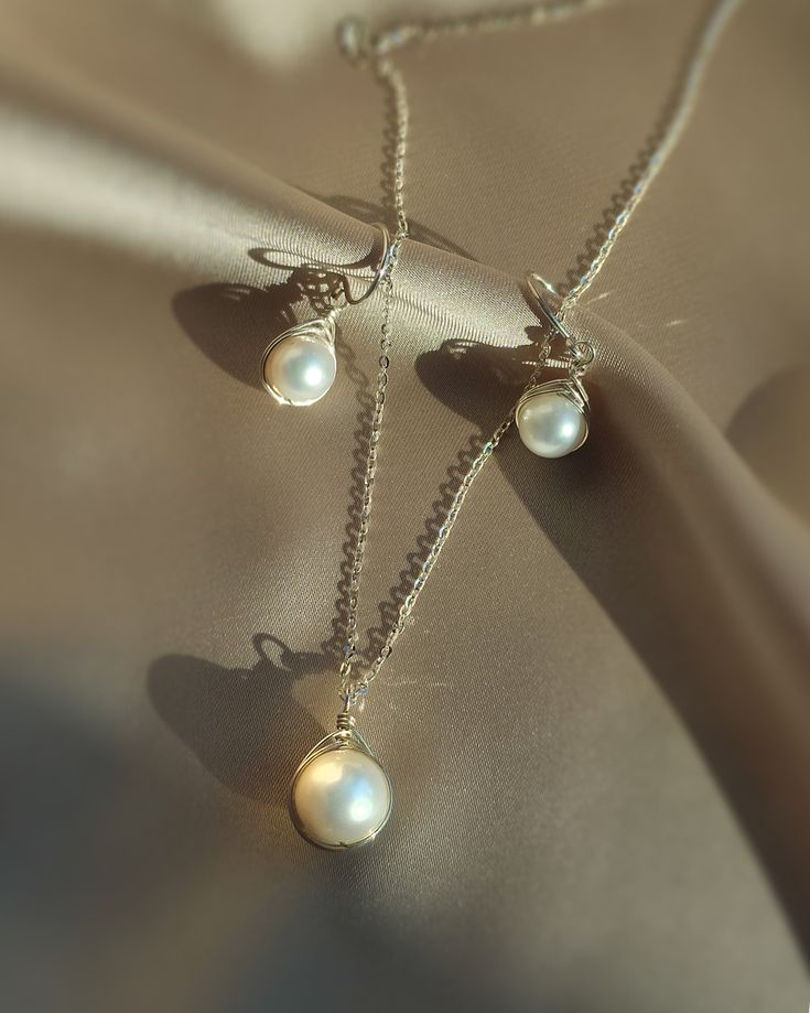 Minimal jewellery set with earrings and necklace ✨ This simple set is made with freshwater pearls and a choice of sterling silver, 14k gold filled or rose gold filled.• Pearl Size: Earrings 7 mm/ Necklace 9-10 mm• Earrings Drop Length: approx. 2 cm• 14K gold-filled & sterling silver wire is known for its lasting quality. The jewelry won’t tarnish or turn color. You can wear them every day!• Hypoallergenic. You won’t have to worry about allergies from metal such as nickel.✨ The earrings will be p Pearl Earrings And Necklace, Minimal Jewellery, Pearl Jewelry Set, White Pearl Earrings, Earrings And Necklace Set, Wedding Jewelry Set, White Pearl Earring, Pearl Jewelry Sets, Earrings And Necklace