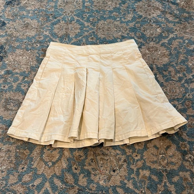 Nwt American Eagle Super High Rise Stretch Pleated Cream Mini Flare Skirt Size 4 Short Cotton Pleated Skirt In Solid Color, Beige Stretch Cotton Mini Skirt, Beige Cotton Stretch Mini Skirt, Casual Beige Pleated Tennis Skirt, Casual Stretch Cream Skirt, Casual Cream Stretch Skirt, Beige Cotton Skirted Skort, Beige Fitted Cotton Pleated Skirt, Fitted Beige Cotton Pleated Skirt