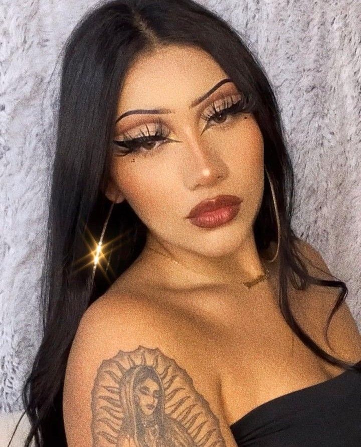 Chicana Makeup Looks 90s, Pachuca Makeup, Chicana Eyeshadow, Mexican Makeup Ideas, Chola Rooms Aesthetic, Chola Makeup Latina 90s, Chola Style Makeup, Chicana Makeup 90s, Chicano Makeup