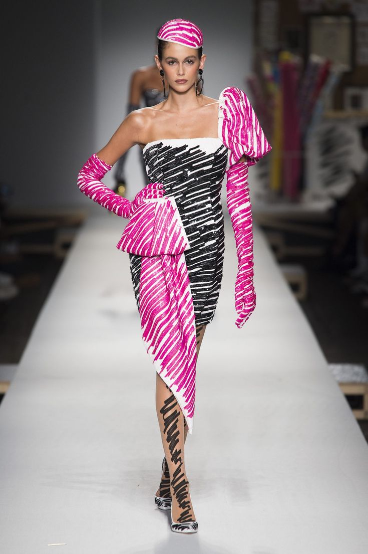 See All the Looks from the Spring 2019 Moschino Show Fashion Show Outfit, Jeremy Scott Moschino, Drag Fashion, Printemps Street Style, Moschino Fashion, Drag Queen Outfits, Pop Art Fashion, Funny Fashion, Jeremy Scott