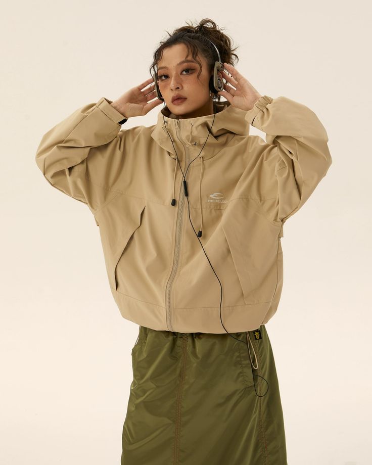 A mountain jacket is essential for outdoor scenes. 

A great item for rainy days and leisure days. 

This is a highly recommended item that has a street feel and will expand your coordination if you own one. 

◾️Model
Height/Weight: 169cm/47kg
Try size: L



Size (cm)
Length
Chest measurement
Sleeve length


S
68
123
72.5


M
69.5
127
74


L
71
131
75.5


XL
72.5
135
77 Short Parka, Mountain Jacket, Strike A Pose, Oversize Hoodie, Windbreaker Jacket, Apricot, Linen Blend, Parka, Hoodies Womens