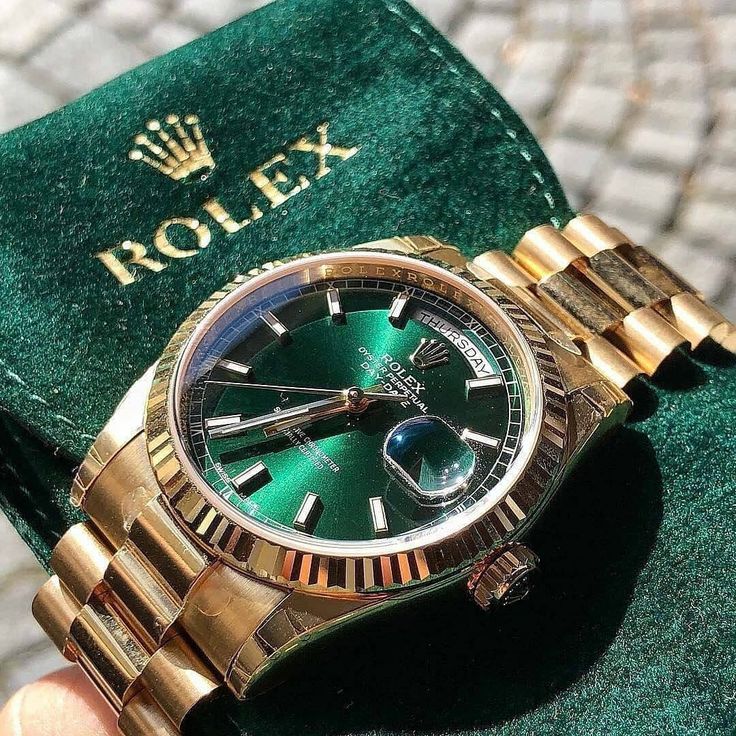 Luxury Lifestyle || Hustle💰 on Instagram: “Green + Gold! ���🤑🤑🤑 Daydate 👈 or Daytona 👉? By @goldstube . . Do you love watch content?⌚️ Of course you do!😁Then you should follow... • 👉🏽…” Green Watch, Gold Rolex, Rolex Watches For Men, Premium Watches, Gold Watch Men, Watch Lover, Rolex Watch, Watches Unique, Stylish Watches