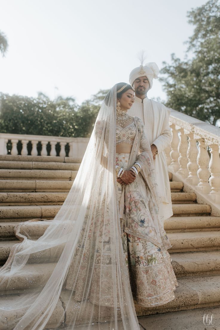 Off White Wedding Lehenga Indian Bridal, White Wedding Lehenga Pakistani Bridal, White Wedding Indian Dress, Off White Wedding Lehenga, Indian Bridal Dress Wedding Outfits, Indian Bride White Dress, Indian Wedding White Dress, White Wedding Lehenga Bridal, Off White Indian Wedding Dress