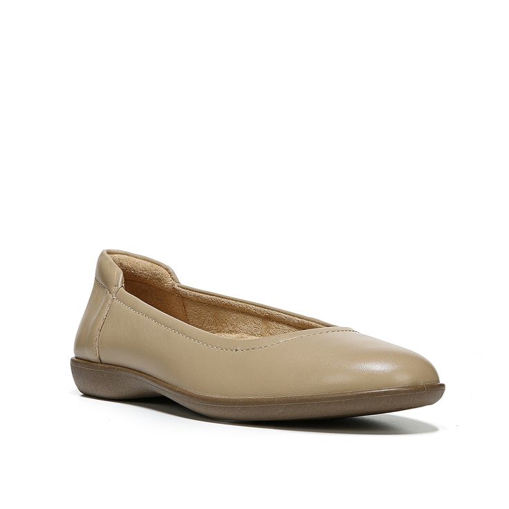 Naturalizer-Flexy Ballet Flat Simple, stylish and oh so comfortable! The Flexy slip-on is the perfect leather flat for all of your favorite casual looks. Vintage Kelly, Bridal Wedding Shoes, Adidas Fashion, Trending Sneakers, Nike Fashion, Active Wear Outfits, Safety Shoes, Ballet Flat, Leather Flats