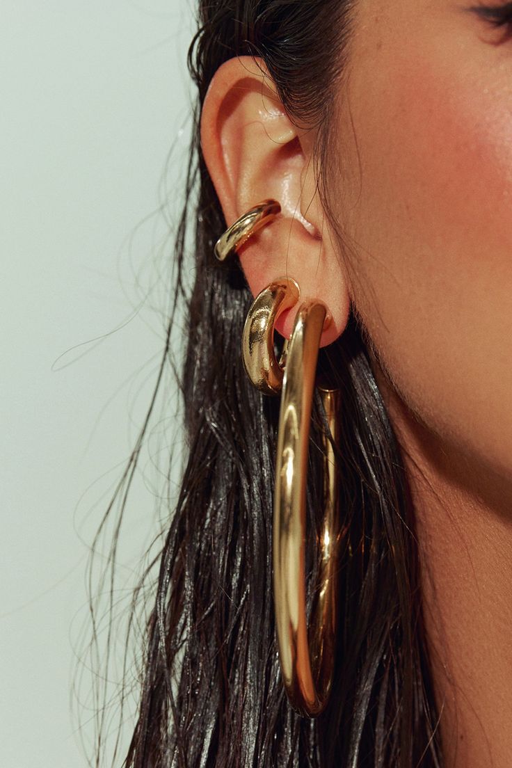 Our perfect oversized hoops fit just right. Crafted in Brazil, our 18k Gold essentials are the perfect everyday statement. Let the jaw-grazing length shine solo or stack with smaller versions. Jewelry Collection Handcrafted in Brazil 18K Gold Filled Thickness: 6mm Diameter: 3.5" Weight: 1.21 oz Waterproof Hypoallergenic Gold Hoop Earrings Outfit, Afro Jewelry, Real Gold Hoop Earrings, Ear Stacks, Large Gold Earrings, Chunky Gold Jewelry, Italian Gold Jewelry, Dainty Gold Jewelry, Barn Dance