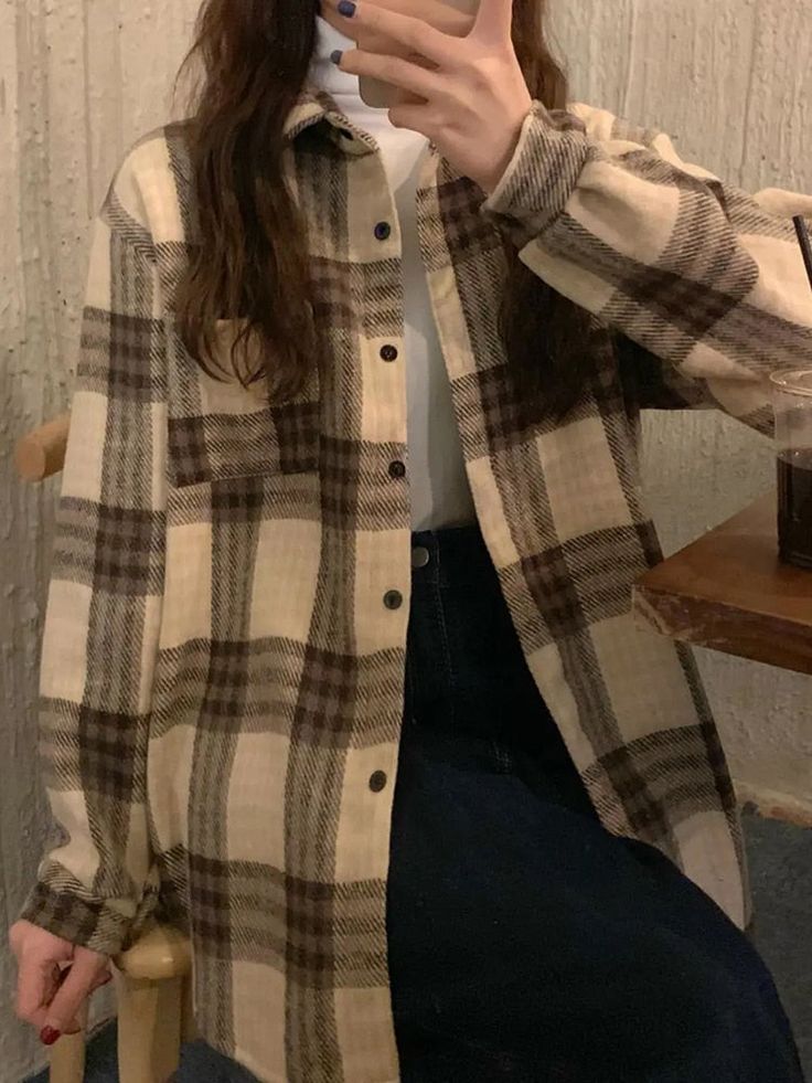 This shirt is perfect for those who are looking for a new shirt for a good price. It is fashionable, stylish, and it will look great on anyone who wears it. Camisa Cuadros Outfit, Shirts Korean, Korean Winter, Plaid Shirt Women, Plaid Shirts, Y2k Clothing, Collars For Women, Types Of Collars, Clothing Patterns