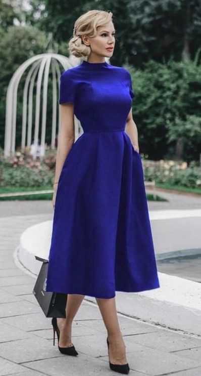 Women In Paris, Modest Casual Outfits, Corset Fashion, Berlin Fashion Week, Classy Work Outfits, Womens Floral Dress, Chiffon Gown, Casual Chic Outfit, Mid Dresses