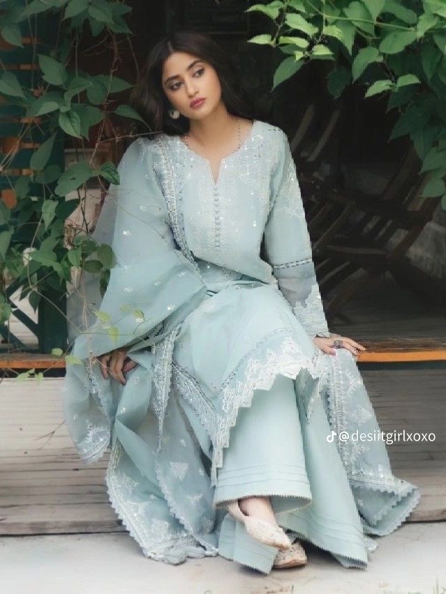 Pakistani Fashion Casual, Desi Fashion Casual, Pakistani Fancy Dresses, Beautiful Pakistani Dresses, Salwar Kamiz, Desi Clothes, Simple Pakistani Dresses, Ethnic Outfits, Boutique Dress Designs