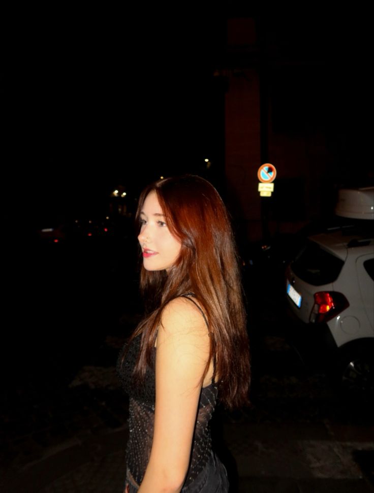 Girl with brown hair and a sequin top is standing in the street at night Photo Night Ideas, Instagram Flash Photos, Insta Portrait Ideas, How To Take Flash Photos, Pictures In The Dark With Flash, Nighttime Picture Ideas, Flash Camera Photoshoot, How To Take Pictures At Night, Dark Photo Ideas Instagram