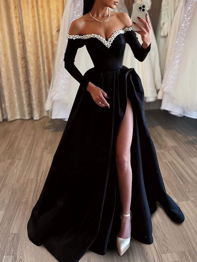 Formal Masquerade, Prom Dresses Long A Line, Prom Dresses Long Black, Portret Feminin, Split Prom Dresses, Haine Diy, Gown Black, Long Sleeve Prom, Black Prom Dress