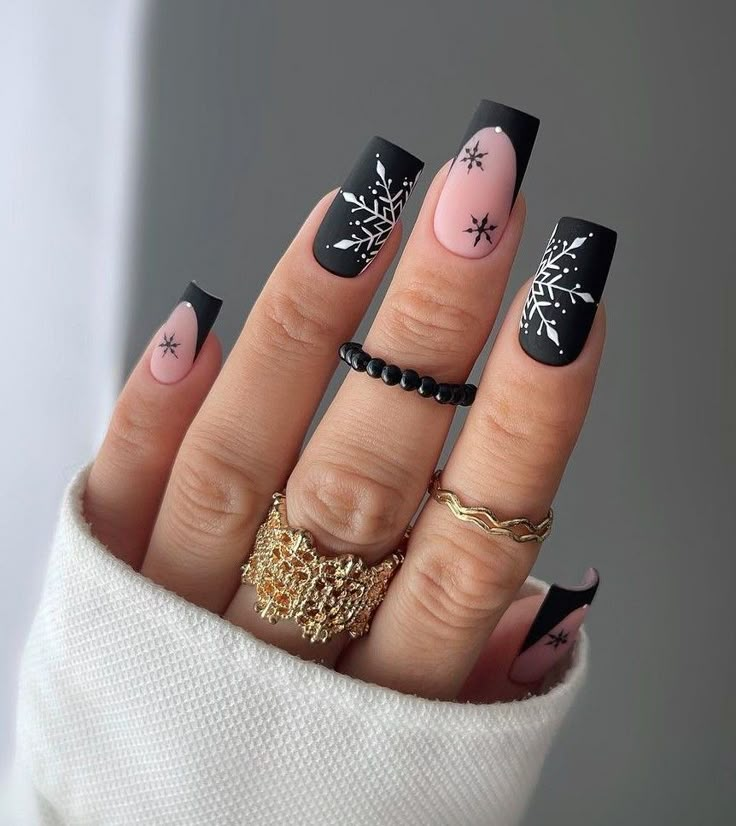 Black Christmas Nails Coffin, Black Nail For Christmas, Christmas Nails 2023 Black, Black Nail Christmas Design, Black Chrismast Nails, Black With Snowflake Nails, Nails Navidad, Christmas Nails 2023, December Nails