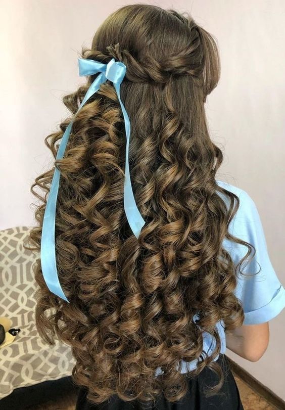 Quince Hairstyles With Crown, Vlasové Trendy, Quince Hairstyles, Hair Stylies, Long Curly Hair, Long Curly, Aesthetic Hair, Hair Designs, Prom Hair