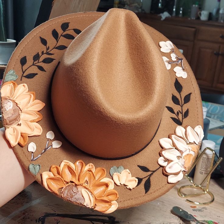 Hand Painted Fall Hat. Perfect For The Season!! Spring Beach Brown Felt Hat, Brown Felt Hat For Spring Country Events, Painting On Hats, Painted Straw Hats, Painted Felt Hat, Painted Hats For Women, Hat Design Ideas, Fall Hat, Painted Hats