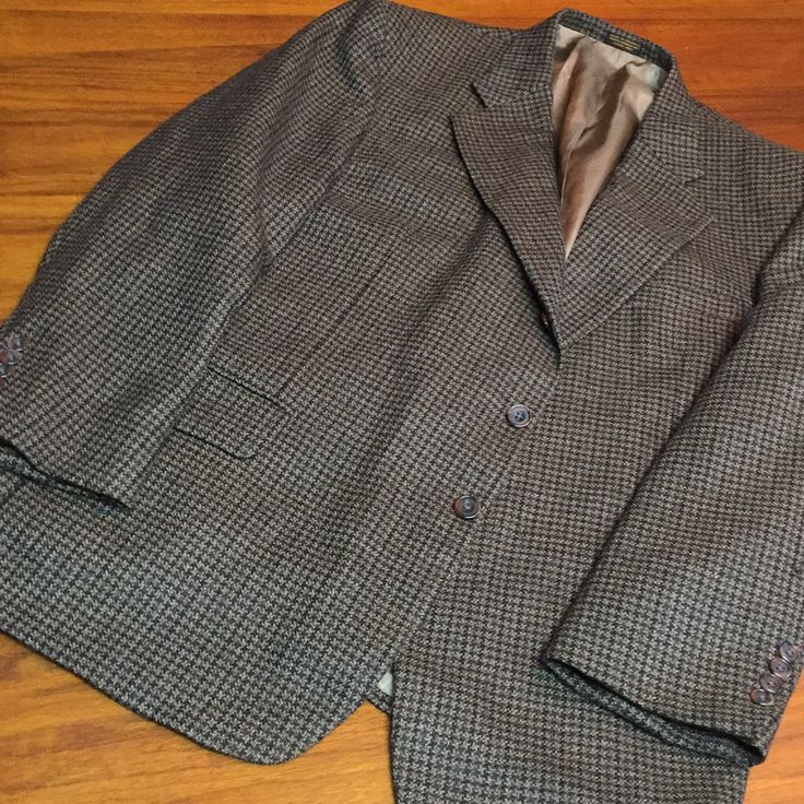 Oscar De La Renta Tweed Jacket. A Classic. Never Worn And Smoke Free! Classic Tweed Outerwear With Houndstooth Pattern, Classic Tweed Houndstooth Outerwear, Tweed Outerwear For Business Casual With Long Sleeves, Tweed Long Sleeve Outerwear For Business Casual, Brown Tweed Jacket With Welt Pockets For Spring, Casual Tweed Jacket With Buttons, Fall Tweed Sport Coat For Business Casual, Long Sleeve Herringbone Tweed Jacket, Casual Tailored Tweed Outerwear