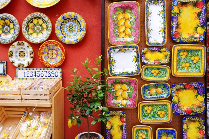 there are many plates and bowls on display