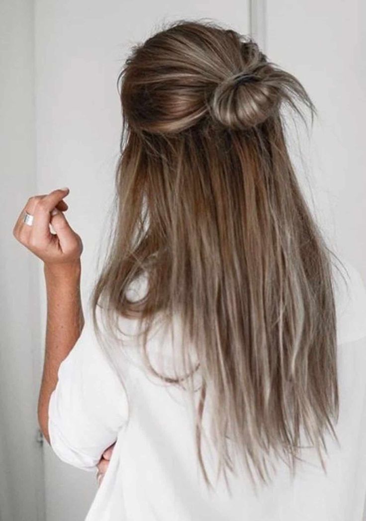 One of the hottest and easiest hairstyles, is the simple half top knot. It's basically just a messy bun on top of your head, and just uses half of your Half Top Knot, Five Minute Hairstyles, Easy Work Hairstyles, Lazy Day Hairstyles, Dunner Wordend Haar, 5 Minute Hairstyles, Dark Blonde Hair Color, Daily Hairstyles, Dark Blonde Hair