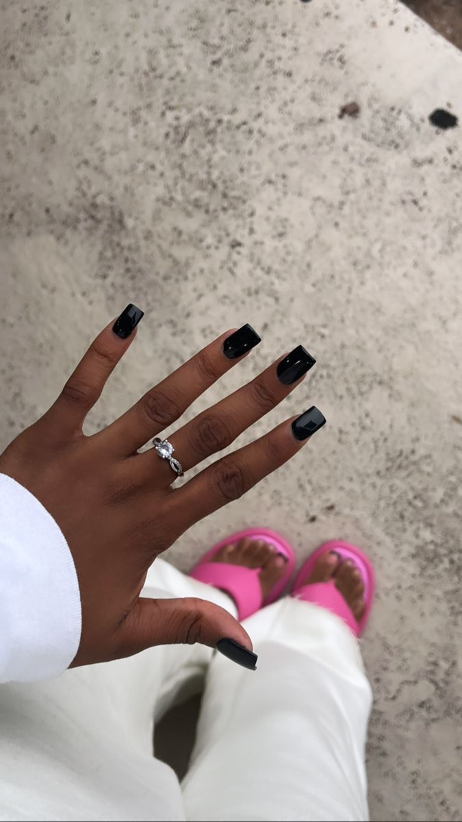 Short Black Nail Designs Acrylic, All Black Short Acrylic Nails, Black Acyrilics Nails Short, Whole Color Nails, Cute Short Square Acrylic Nails Simple, All Black Nails Short, Curved Short Nails, Black And Chrome Nails Short, Nails Acrylic Black Short