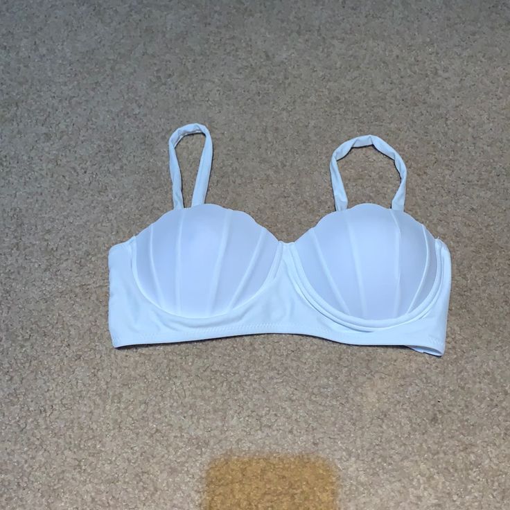 Brand New, With Tags Shein White Shell Bikini Top. Size: Medium. Bandeau Bra With Built-in Bra For Beach, White Stretch Swimwear With Padding, White Padded Stretch Swimwear, White Underwire Tankini With Built-in Bra, White Padded Underwire Swimwear, White Underwire Tankini For Beach Season, White Underwire Tankini With Lined Body, Beach Underwire Stretch Bra, Stretch Strapless Bra For The Beach