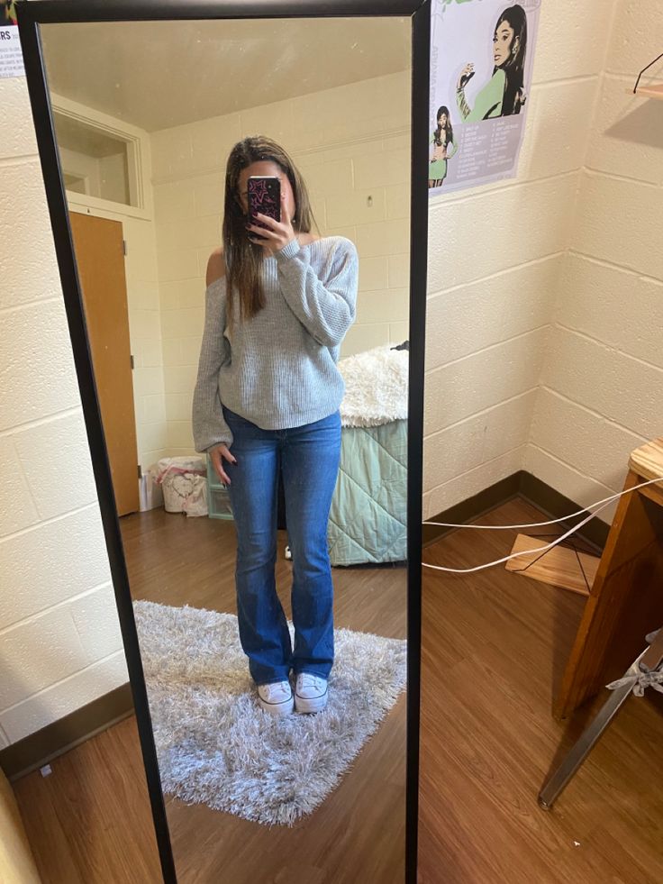 girl posing in a mirror with blue bootcut jeans and an off the shoulder grey sweater and in white platform converse Fall Platform Converse Outfit, Jeans And Converse Outfit Winter, White Converse Outfit Platform, Winter Outfits With White Converse, Platform Converse Outfit White, Outfits For Platform Converse, How To Style White Platform Converse, Outfits With Bootcut Jeans For School, Outfits W Converse