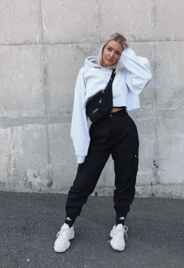 40 Seriously Stylish Cargo Pants Outfit Ideas for Women in 2022 White Sweatshirt Outfit, Cargo Outfits Women, White Hoodie Outfit, Lazy Fall Outfits, Cargo Pants Outfit Women, Cargo Outfit, Sweats Outfit, Winter Pants Outfit, Moda Streetwear