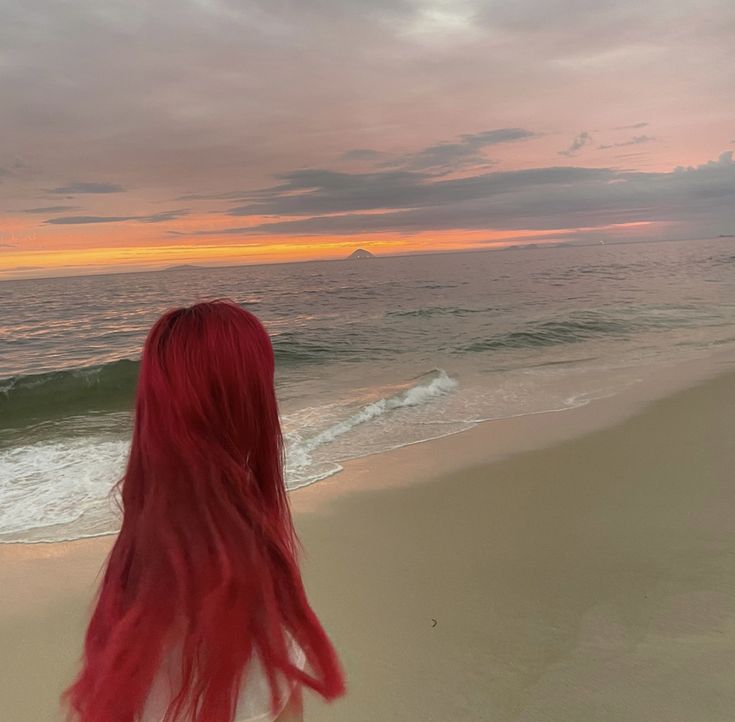 Red Hair Beach Aesthetic, Red Hair No Face, Girl With Red Hair Aesthetic, Red Hair Profile Picture, Long Red Hair Aesthetic, Red Beach Aesthetic, Red Hair Beach, Ariel Red Hair, No Face Icon