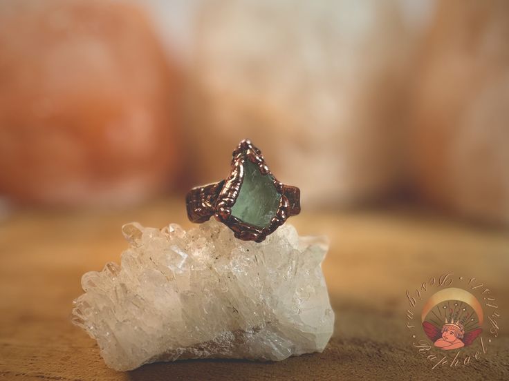 Electroformed copper ring with raw calcite stone, for women and men boho style This ring is a size 54FR or 7US, it is entirely made of copper then covered with a patina which gives it an old effect, the stone which composes it was picked up on the beach, it is a piece of glass which has been frosted by waves them over time Created in our L'Arcadia manufacturing workshop in France using the technique of "Electroforming" which is a galvanic technique, this process uses electricity to coat other metals or organic materials with copper. Come and discover more creations as well as the manufacturing process on the following networks: Facebook: facebook.com/boutique.arcadias Pinterest: pinterest.com/Arcadiasboutique Instagram: @arcadias.shop Bohemian Raw Stone Crystal Ring Gift, Bohemian Style Raw Stone Crystal Ring, Bohemian Crystal Ring With Raw Stone As Gift, Bohemian Style Crystal Ring With Raw Stone For Gift, Bohemian Raw Stone Healing Rings, Bohemian Raw Stone Rings For Healing, Bohemian Rings With Raw Stone For Healing, Bohemian Copper Rings, Electroplated Jewelry