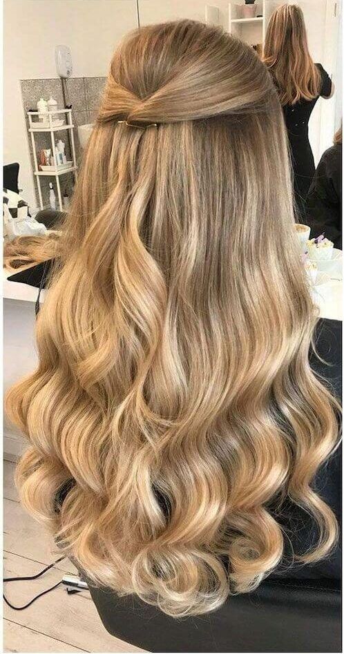 Looking for easy and cute graduation hairstyles for long hair? Check this post for the best style tips for your hair on your graduation day, and the cutest graduation hairstyle ideas for long hair to pair with your cap and gown! Graduation Hairstyles For Long Hair, Grad Hairstyles, Curled Prom Hair, Kadeřnické Trendy, Simple Prom Hair, Ball Hairstyles, Graduation Hairstyles, Prom Hairstyles For Long Hair, Hairdo For Long Hair