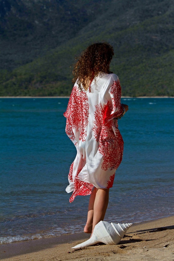 100 Silk Red Coral V neck Kaftan by MollyKaftans on Etsy, $149.00 Holiday Packaging Ideas, V Neck Kaftan, Sari Style, Beach Ware, Beach Kaftan, Package Ideas, Red Coral, Styles Fashion, Hippie Style