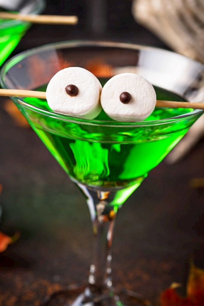 Best Birthday Cocktails, Halloween Garnish Ideas, Green Halloween Cocktail, Halloween Cocktail Garnish, Science Cocktails, Spider Cocktail, Halloween Drink Ideas, Halloween Drink Recipes, Drink Garnishes