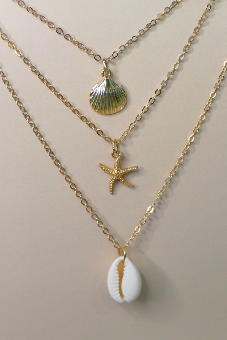 Embrace the beauty of the sea with the Summer Ocean’s Shell Necklace. This enchanting piece features a finely detailed shell pendant, perfect for adding a touch of ocean-inspired elegance to any outfit. Ideal for both casual beach days and sophisticated summer evenings, this necklace brings the serenity of the ocean to your wardrobe. Details Alloy material 14.5” chain , 2” extension extender option and a 1” dainty diffuser extender. Dainty diffuser for diffusing essential oils which can be removed if desired. Unique faux suede material will diffuse essential oils for hours. Wipe your necklace clean after wearing to preserve the life of your jewelry. Please keep dry and remove when bathing or swimming. Ocean Inspired Jewelry Gold, Sea Shell Jewellery Holder, Beach Inspired Jewelry, Beach Jewelry Aesthetic, Beachy Necklaces, Summer Jewlery, Beach Jewelry Diy, Jewllery Ideas, Necklaces Summer