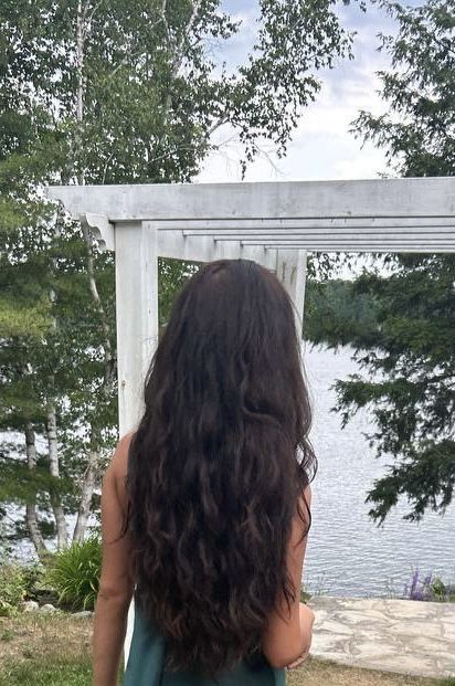 Hello, Sunshine! Summer Haircuts for Short & Wavy Hair Pelo Ondulado Natural, Dark Brown Long Hair, Wavy Beach Hair, Models Outfits, Brown Wavy Hair, Black Wavy Hair, Thick Wavy Hair, Long Healthy Hair, Beach Wave Hair