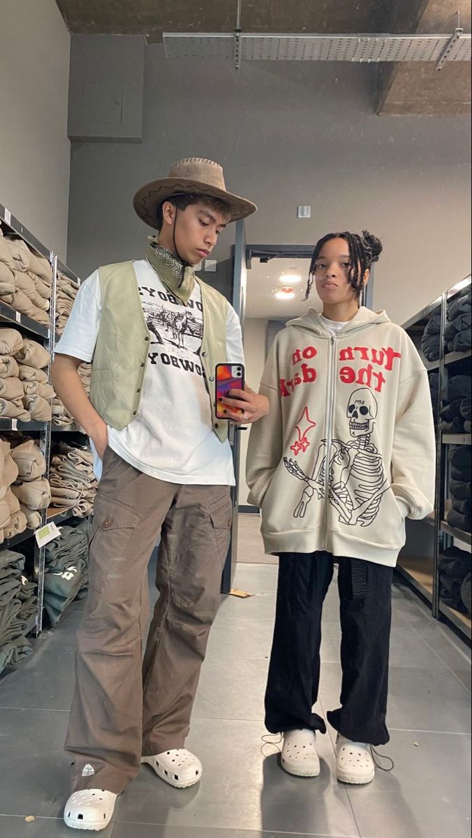 Outfits Con Cargo Pants, Croc Outfit Ideas, Croc Outfits, Crocs Outfit, 70’s Outfit, Couple Fits, Drip Drip, 2022 Style, Mens Outfit Inspiration