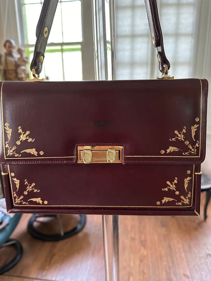 A beautiful Florentine handbag that converts to a shoulder bag circa 1960s by Michelangelo of Florence Italy and has grossed grain interior with two snap coin and money compartments, Measures 11 in. wide by 8 in. tall and has a short handle of 8 inches up to 14 inches high.m Looks like HRE initials have been worn of mostly, otherwise in near mint condition. What In My Bag, Gold Designs, Florence Italy, Gold Design, Mint Condition, Purses And Handbags, New Orleans, 20 Cm, Shoulder Bags