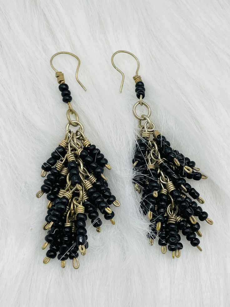 Ethnic earrings - beaded in black beads Nepal Tibet, Kochi, Afghan silver coral stone earring Your order will be sent in a box or gift bag The Kouchis are a nomadic people who are among the Pashtun tribes. They live in the Hindu Kush mountains, between Afghanistan and Pakistan. They take care of their herds of livestock in their daily life. These are jewelry worn by nomads for a long time. Each piece is original, with its little rough edges that give it its charm. Bohemian Black Beaded Dangle Jewelry, Bohemian Tassel Earrings With Black Beads For Gift, Bohemian Black Tassel Earrings With Round Beads, Black Bohemian Tassel Earrings With Round Beads, Black Tassel Drop Earrings, Bohemian Black Beaded Tassel Earrings Gift, Bohemian Black Dangle Jewelry, Black Bohemian Dangle Jewelry, Black Bead Dangle Earrings For Festivals