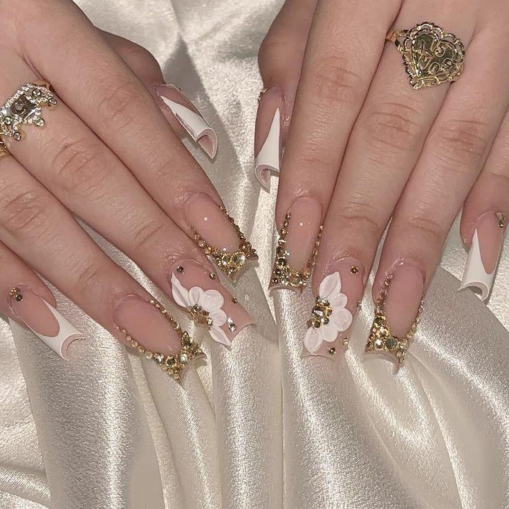 setsbycarolaa 15 Quinceanera Nails, Charmed Out Nails, Beige Prom Nails, Gold Nails For Quinceanera, Golden And White Nails, Gold And White Almond Nails, Gold Rhinestone French Tip Nails, Long Fall Nails Acrylic, White Gold Nails Design Classy