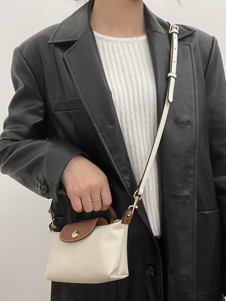 Small White Bag Outfit, Longchamp Xs Bag, Longchamp Crossbody Bag Outfit, Small Bags Outfit, Uniqlo Round Mini Shoulder Bag Outfit, Longchamp Mini Pouch, Longchamp Pouch Outfit, Beyond The Vines Dumpling Bag Outfit, Long Champ Mini Bag