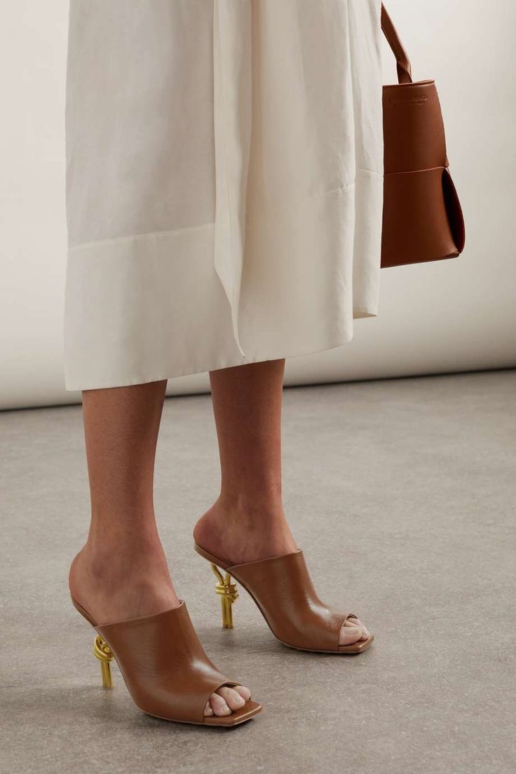 Nude Heels Outfit, Bottega Veneta Mules, Bags Patterns, Bottega Veneta Shoes, Diy Bags Patterns, Heels Outfits, Diy Bags, Nude Heels, Leather Mules