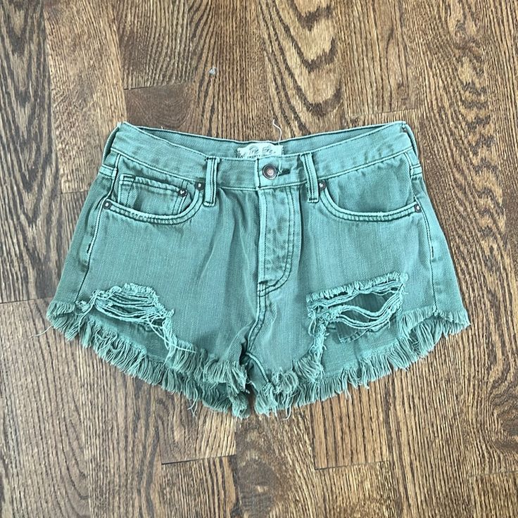 Never Worn Green Denim Jean Shorts With Pockets, Green Summer Bottoms With Frayed Hem, Summer Green Bottoms With Frayed Hem, Trendy Green Cutoff Shorts, Green Denim Jean Shorts For Spring, Spring Green Denim Jean Shorts, Trendy Green Denim Shorts, Green Jeans With Frayed Hem For Summer, Green Distressed Denim Bottoms