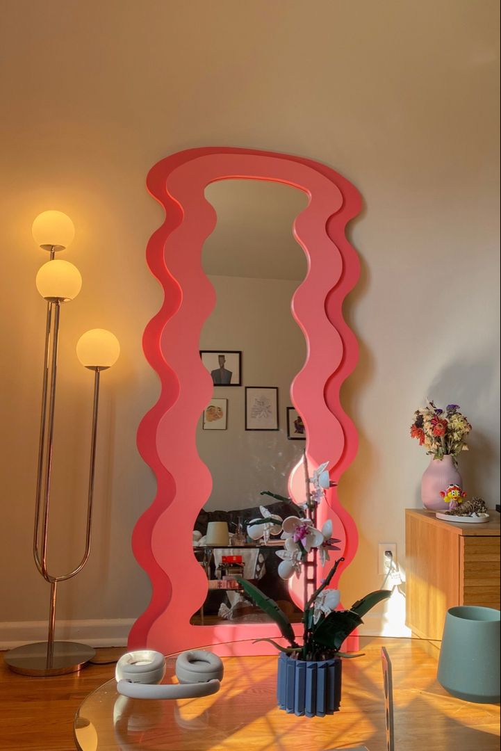 Pink wavy mirror. Tall mirror Ultrafragola Mirror Aesthetic, Curvy Mirrors, Room Inspo Colorful, Home Cozy Aesthetic, Funky Apartment Decor, Colourful Mirror, Warm Apartment Aesthetic, Room Decor Maximalist, Pastel Room Aesthetic