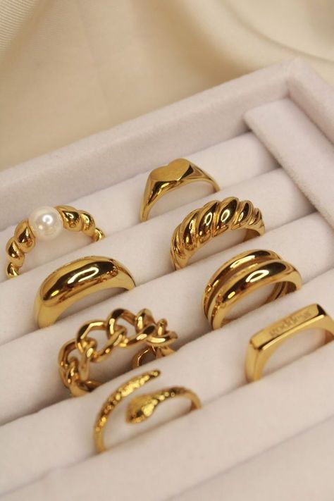 Rings And Necklaces Aesthetic, Rings Collection Aesthetic, Aesthetic Rings Gold, Ring Collection Aesthetic, Vintage Accessories Aesthetic, Trending Gold Jewellery Designs, Gold Jewelry Aesthetic Rings, Aesthetic Rings Vintage, Ring Design In Gold