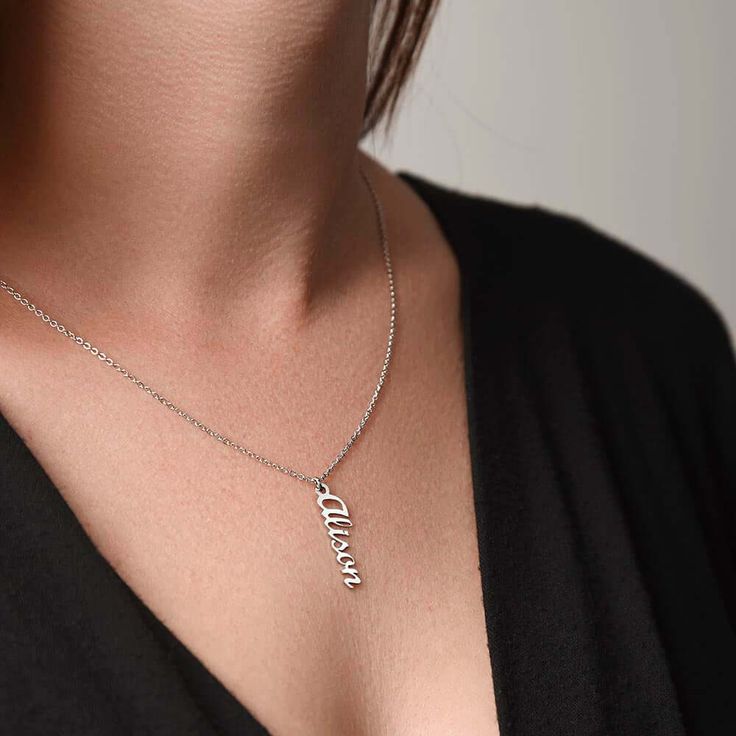 Offrez à votre être cher un collier vertical personnalisé fait juste pour lui ! Notre collier prénom vertical personnalisé est le cadeau parfait pour vos proches et deviendra un accessoire polyvalent pour toute occasion. Qu'il s'agisse d'un cadeau de vacances réconfortant, d'un anniversaire ou tout simplement parce que, ce collier unique ajoute une touche tendance à n'importe quelle tenue.





FABRIQUÉ AUX ETATS-UNIS! 

 

 Ce collier élégant présente un nom cursif suspendu à une chaîne câ Mum Definition, Mom Definition, Chain Making, Gold Name Necklace, Stylish Necklace, Custom Name Necklace, Unique Necklace, Name Design, Luxury Boxes