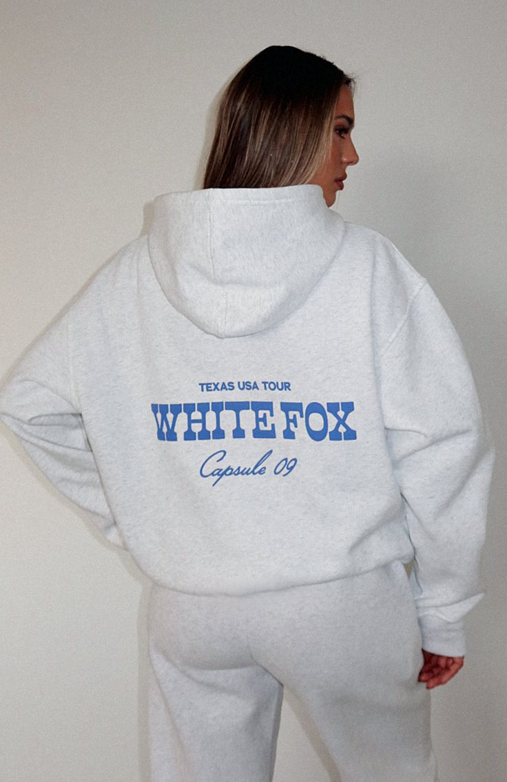 The Capsule 9 Western Classic Oversized Hoodie Grey Marle. Head online and shop this season's latest styles at White Fox. Express delivery and AfterPay available. Y2k Hoodie Design, Sweatpants Aesthetic, Cute Sweats, Cute Hoodies, Preppy Outfits For School, Fox Hoodie, Cute Crewneck, Sweat Sets, Orange Hoodie