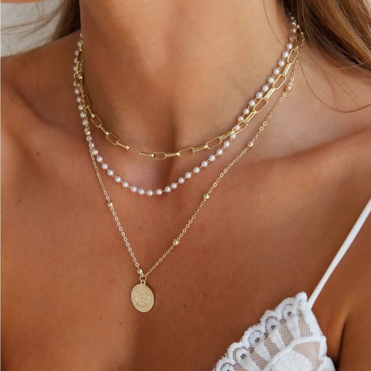 Necklace Stacking Gold Ideas, Hoco Gold Jewelry, Gold Necklace Stack Ideas, Good Necklaces, Cute Necklace Stacks, Necklace Stacks Gold, Gold Layered Necklace Aesthetic, Evry Jewels Necklace Stack, Necklace Stack Ideas