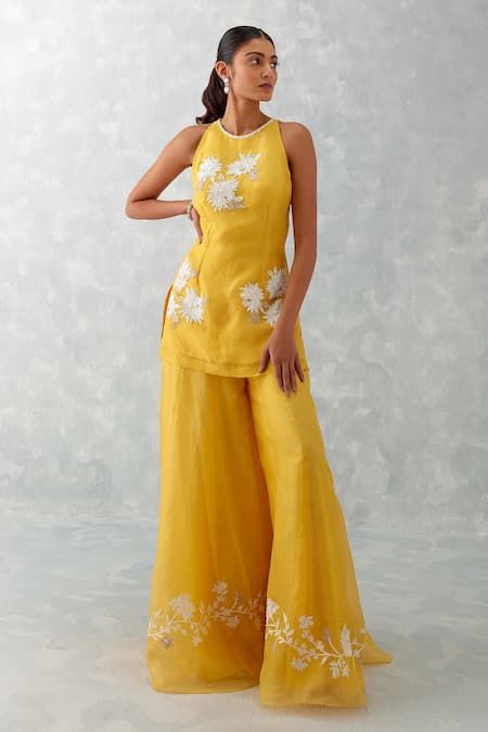 Buy Yellow Organza And Tabby Embroidery Floral Kurta Sharara Set For Women by Devnaagri Online at Aza Fashions. Sleeveless Pakistani Suits, Kurta Sets For Women Party Wear, Mango Yellow, Haldi Outfits, Kurta Sharara Set, Trendy Outfits Indian, Diwali Outfits, Kurta Sharara, Short Kurta