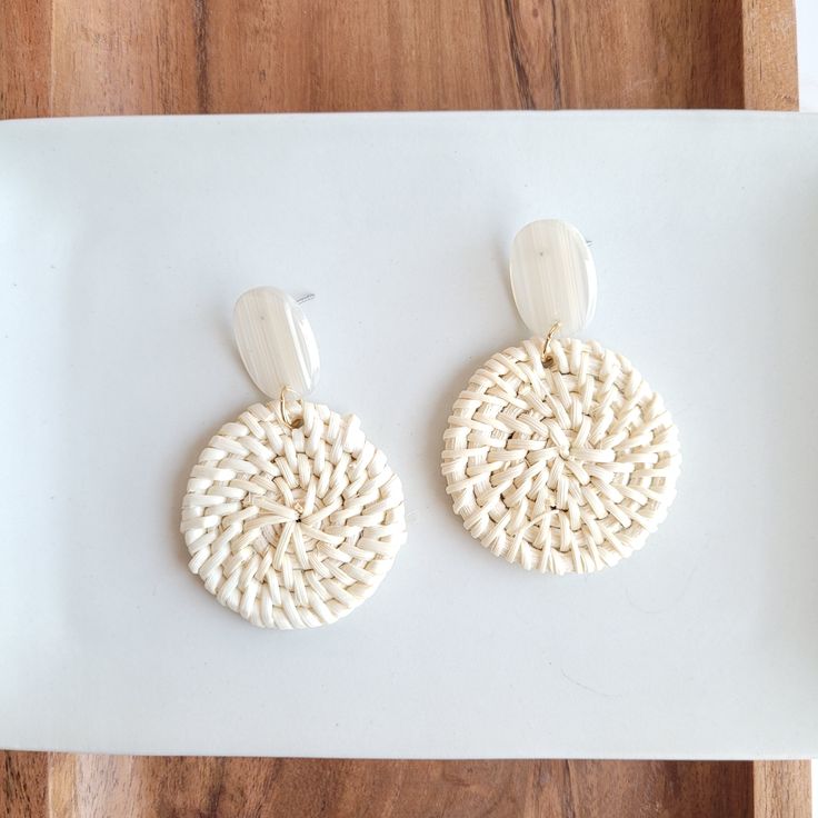 These lightweight rattan earrings are a great addition to your jewelry box. With their neutral resort wear style, these earrings can match anything! They feature a modern, clean design that can be worn every day or with a dressy outfit, and they're light enough to forget you're wearing them as you move around your day. They can go from beachside cocktail to dinner date in a snap, making it the perfect accessory for travel. Hypoallergenic stainless steel posts Durable plant-based acrylic posts Ha Rattan Earrings, White Rattan, Rattan Wood, Patriotic Bows, Dressy Outfit, Accesories Jewelry, Bridal Shower Dress, Shower Dresses, Date Dinner