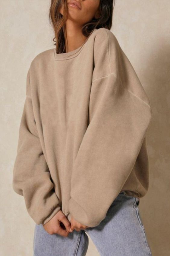 Elevate your style with this must-have fashion essential. Stay cozy and effortlessly chic with this trendy Crewneck Sweater – the ultimate addition to your wardrobe. Beige Sweatshirt Outfit, Sweatshirt Reference, Oversized Sweatshirt Outfit, Crewneck Outfit, Beige Sweatshirt, Sweatshirt Aesthetic, Oversized Crewneck, Sweatshirt Outfit, Vintage Hoodies