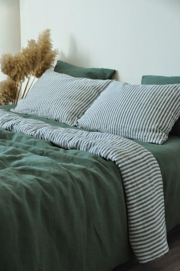 linen bedding Copenhagen Style Bedding, Blue And Green Bedding Ideas, Blue Stripe Bedding, Solid Color Bedding, Trendy Duvet Covers, Sheet Color Combinations, Green Stripe Bedding, Striped Sheets Bedding, Dark Green Comforter